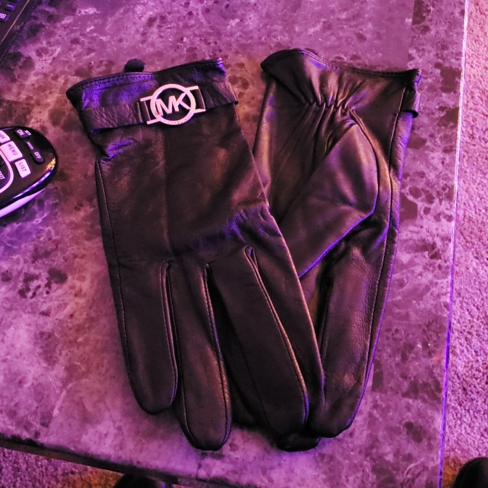 Leather gloves